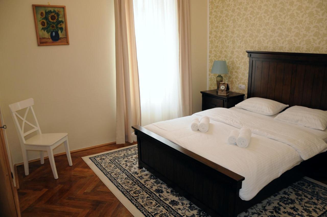 Black Gate - 2 Bedroom In The Heart Of Old Town With Free Private Secured Parking Apartment