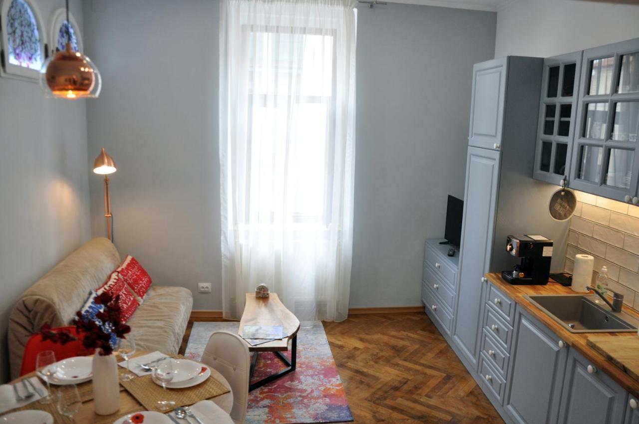 Black Gate - 2 Bedroom In The Heart Of Old Town With Free Private Secured Parking * Brasov
