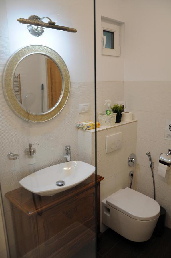 Apartment Black Gate - 2 Bedroom In The Heart Of Old Town With Free Private Secured Parking *